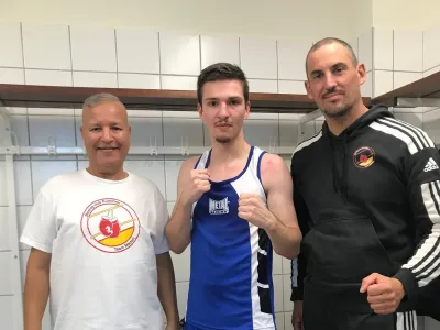 Nathan Quenouelle pas peu fier de son premier succès, en compagnie de ses coachs