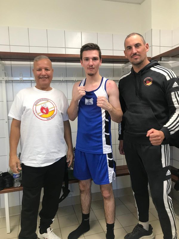 Nathan Quenouelle pas peu fier de son premier succès, en compagnie de ses coachs