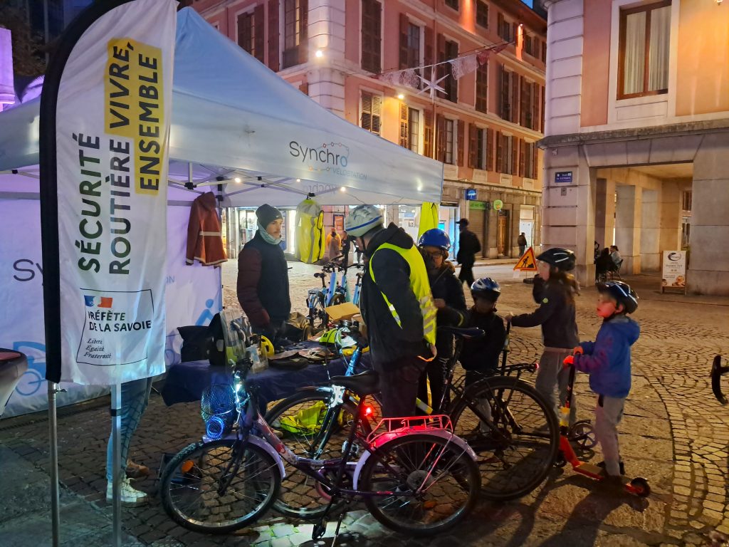 Petits et grands sont repartis bien équipés pour être bien vus et réduire le risque d'accidents.