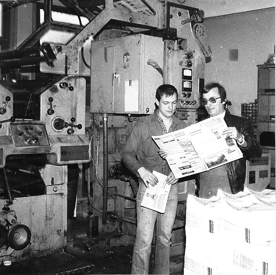 Vérification du journal à la sortie des rotatives de Savoy Offset. - ©DR