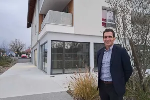 Le maire de Sales Yohann Tranchant devant le local prêt à accueillir une boulangerie, l'un des projets qu'il veut mener à bien en cas de réélection.