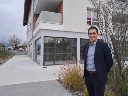 Le maire de Sales Yohann Tranchant devant le local prêt à accueillir une boulangerie, l'un des projets qu'il veut mener à bien en cas de réélection.