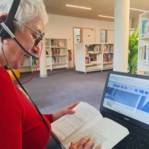 Agnès s'est prêtée au jeu de l'enregistrement de son livre en cours, lors de notre rencontre à la médiathèque de l'Esquisse.