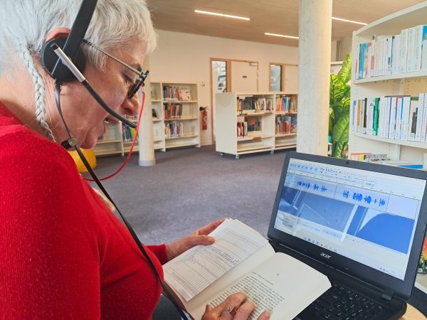 Agnès s'est prêtée au jeu de l'enregistrement de son livre en cours, lors de notre rencontre à la médiathèque de l'Esquisse.