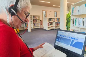 Agnès s'est prêtée au jeu de l'enregistrement de son livre en cours, lors de notre rencontre à la médiathèque de l'Esquisse.