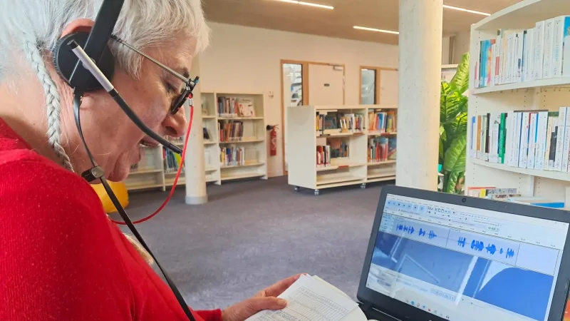 Agnès s'est prêtée au jeu de l'enregistrement de son livre en cours, lors de notre rencontre à la médiathèque de l'Esquisse.