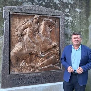 Renaud Beretti devant le Monument de commémoration du Général Forestier, tué à la bataille de Brienne en 1814.