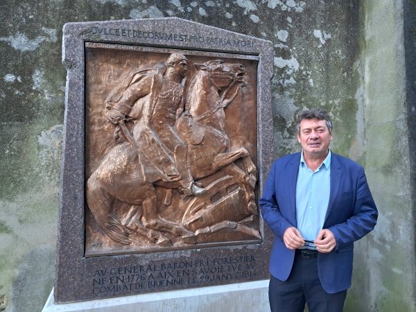 Renaud Beretti devant le Monument de commémoration du Général Forestier, tué à la bataille de Brienne en 1814.