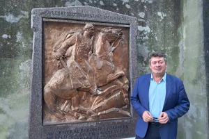 Renaud Beretti devant le Monument de commémoration du Général Forestier, tué à la bataille de Brienne en 1814.