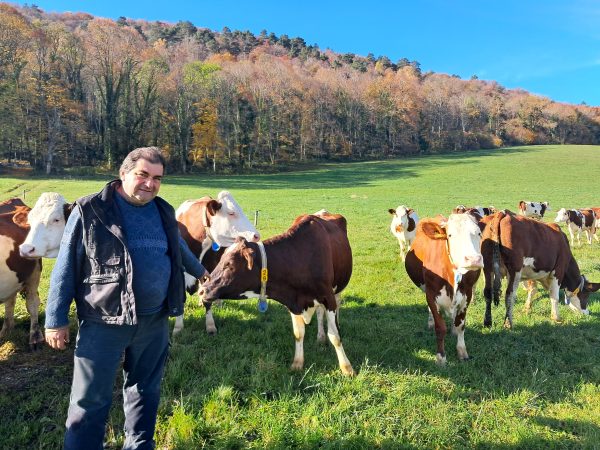 Jean-Paul Simon heureux d'avoir accueilli de nouvelles vaches.