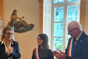 Louane Delahaye (au milieu) porte l'écharpe de maire jeune entourée de Christian Dulac, le maire et de Florence Charvier, ajointe en charge de la jeunesse. 
