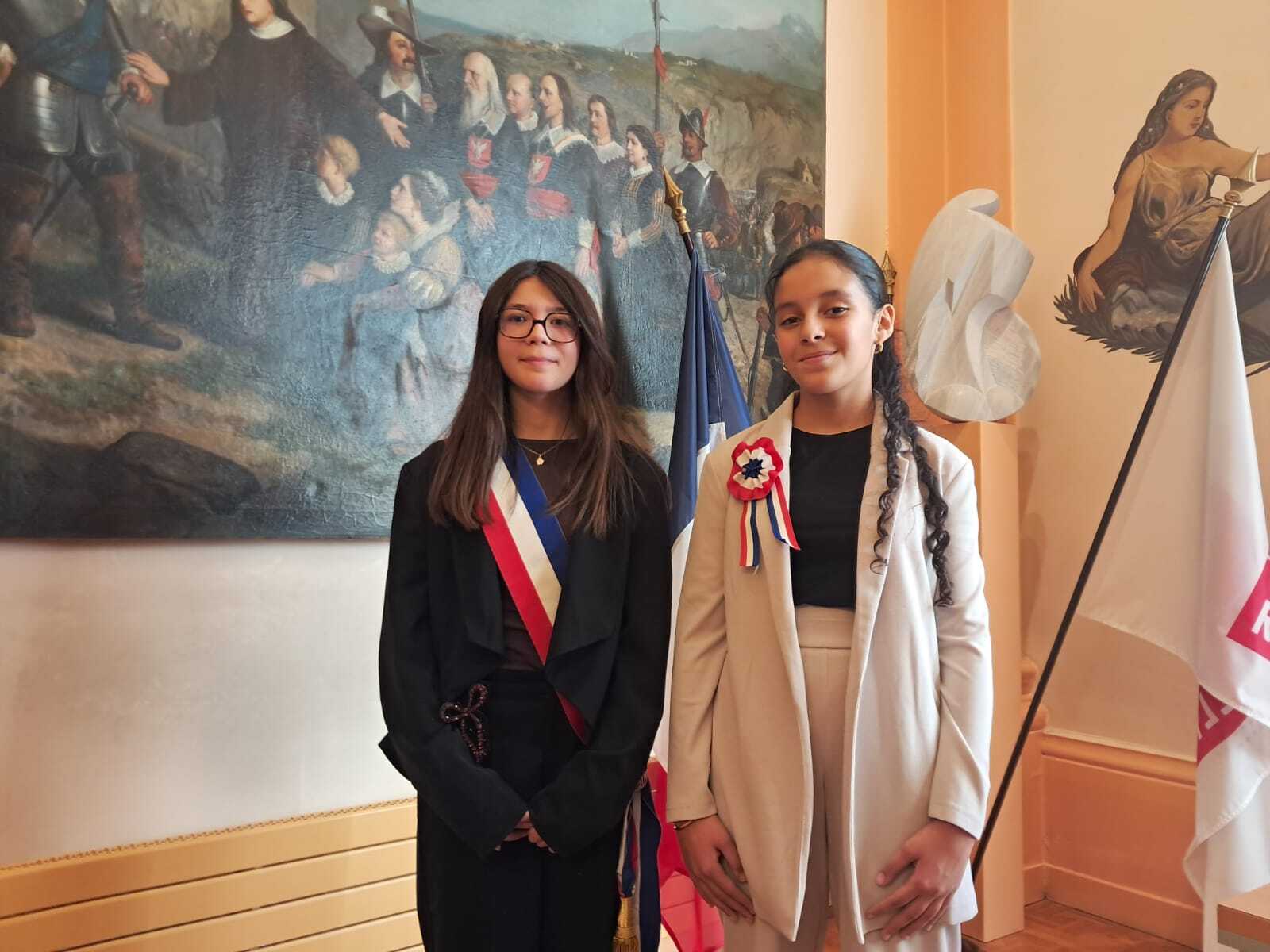 Louane Delahaye (à gauche) et Nahida Madani (à droite) sont maire jeune et maire jeune adjointe de Rumilly. - Photo : AF