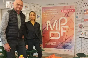 Céline Mathieu, directrice de la MDPF et Jean-Marc Vial, adjoint au maire, invitent les parents à venir partager leur expérience.