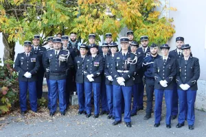 Souvenir. L'ensemble des militaires de la COB Rumilly-Alby entourent leur nouveau chef, le lieutenant Timothée Postic.