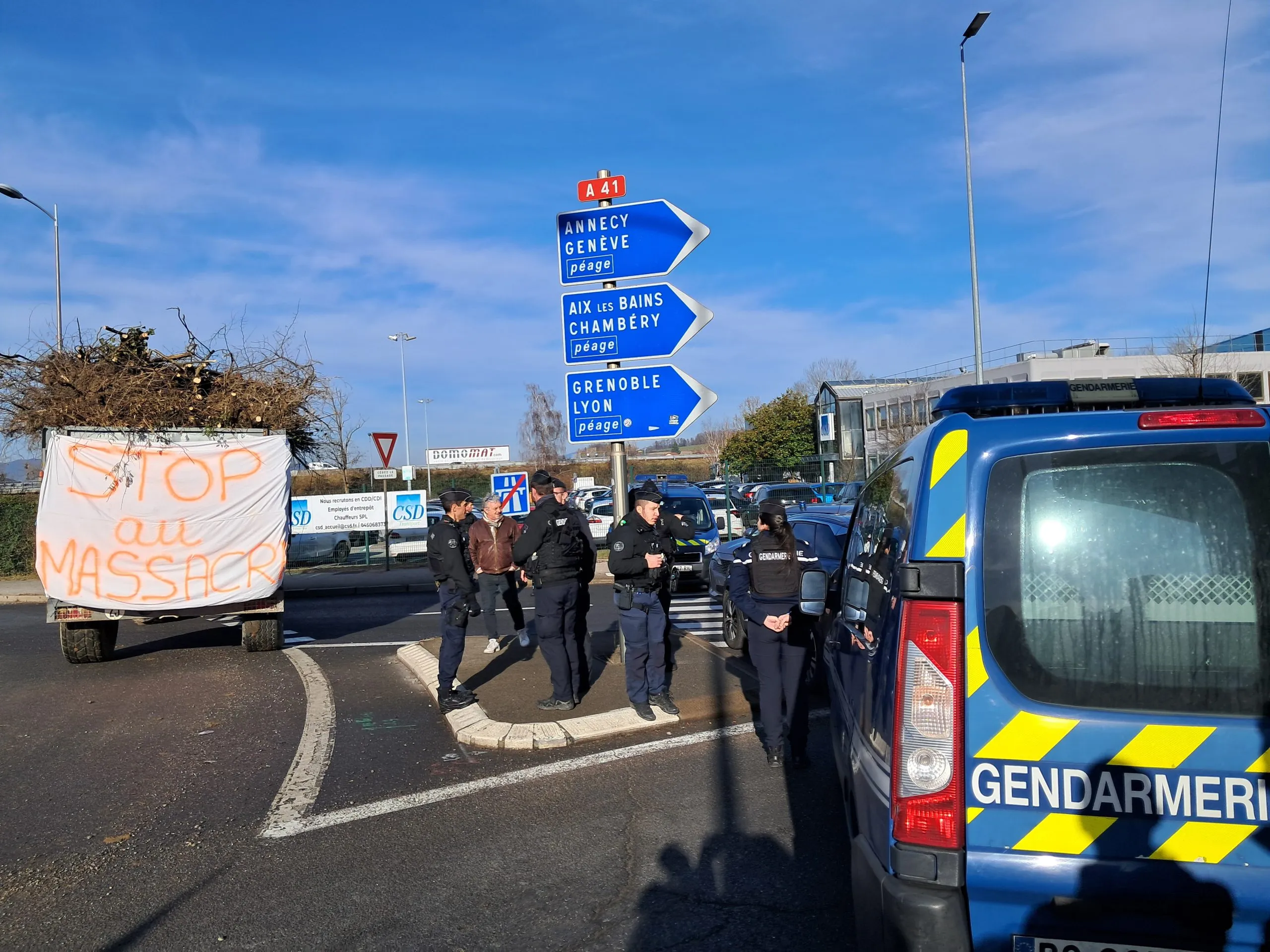 Colère des agriculteurs : Le péage d'Alby-sur-Chéran bloqué et une partie de l'autoroute A41 coupée