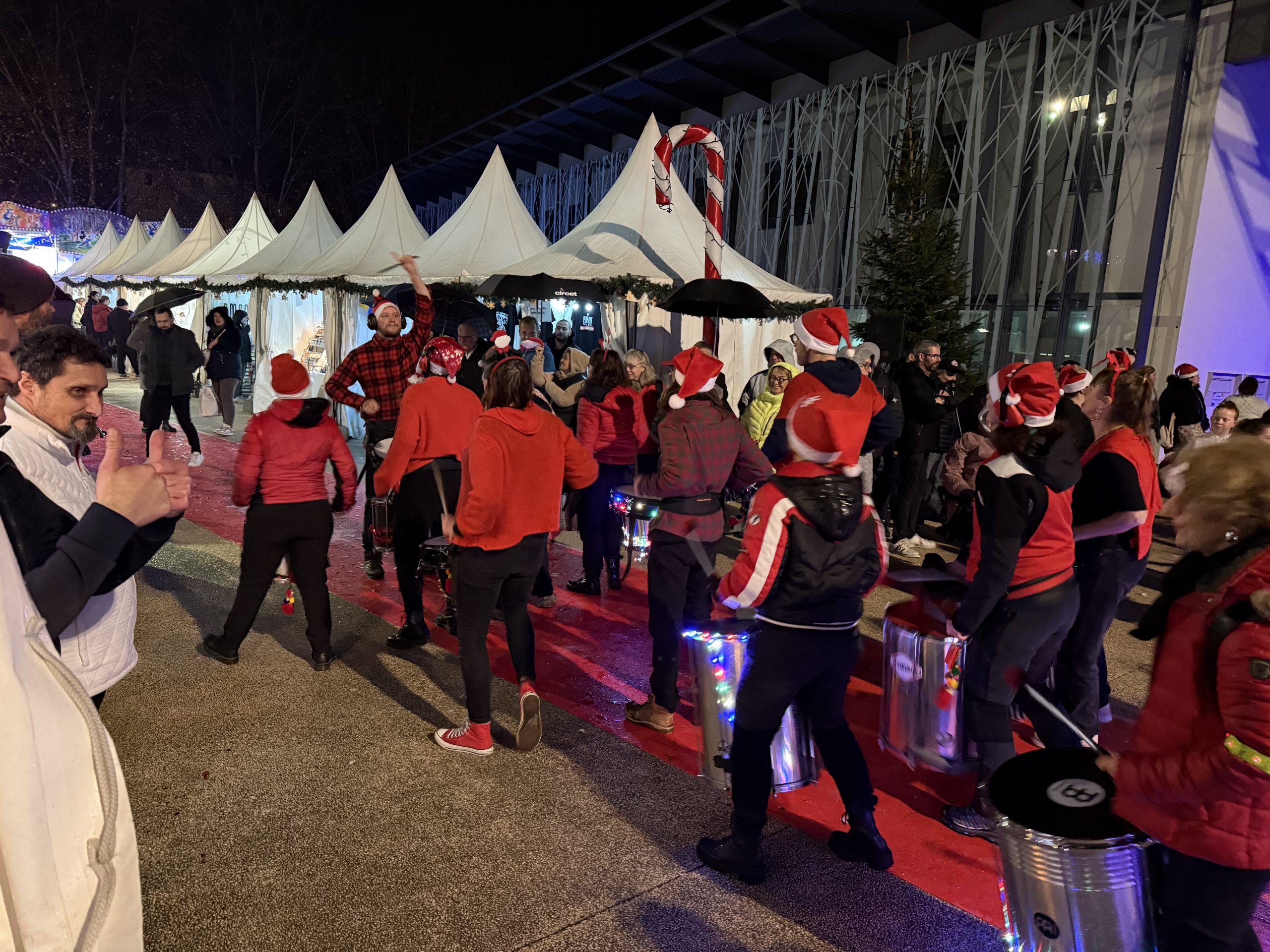 Animation. Lors de la soirée inaugurale, c'est au sons des tambours que le marché de Noël débutait. - Photo : Ducret Stéphane