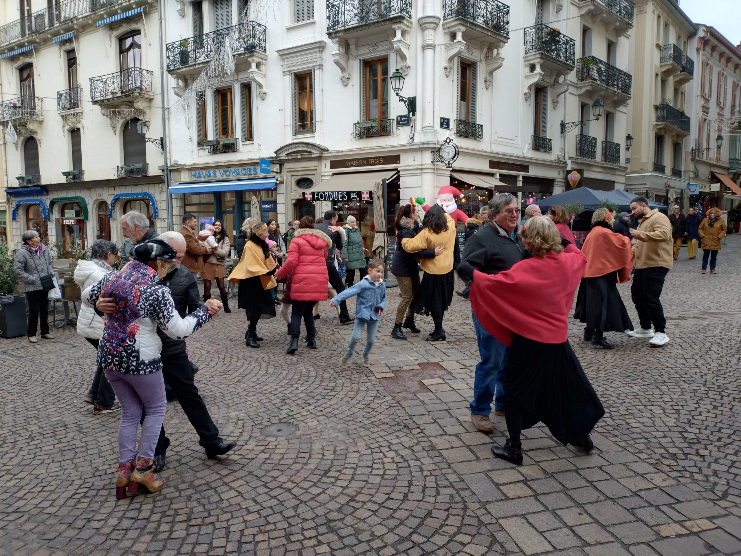 Bal à la Belle Époque. La FAAC a organisé un bal tout public en extérieur, place Carnot, dimanche 21 décembre, avec le Quadrille d'Elsa. - @Virginie Ludwiczak