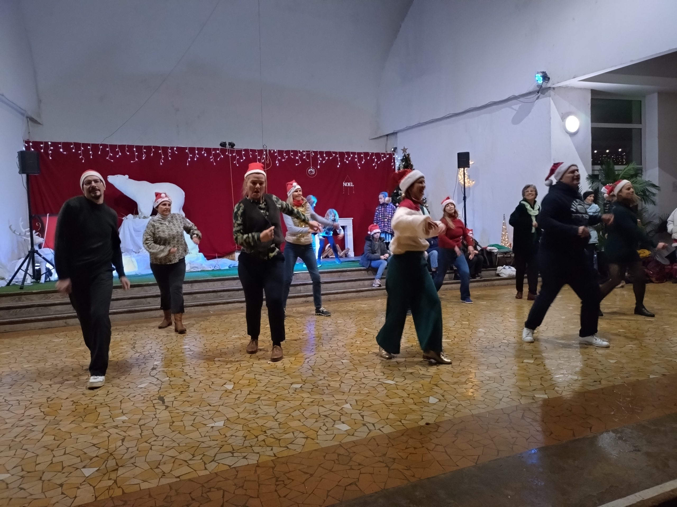 Bal swing. La maison de jeunesse et de la culture a proposé une animation dansante sur fond d'ambiance de bal des années 30's vendredi 19 décembre, avec les groupes de l'association Savoie ça swing. - @Virginie Ludwiczak