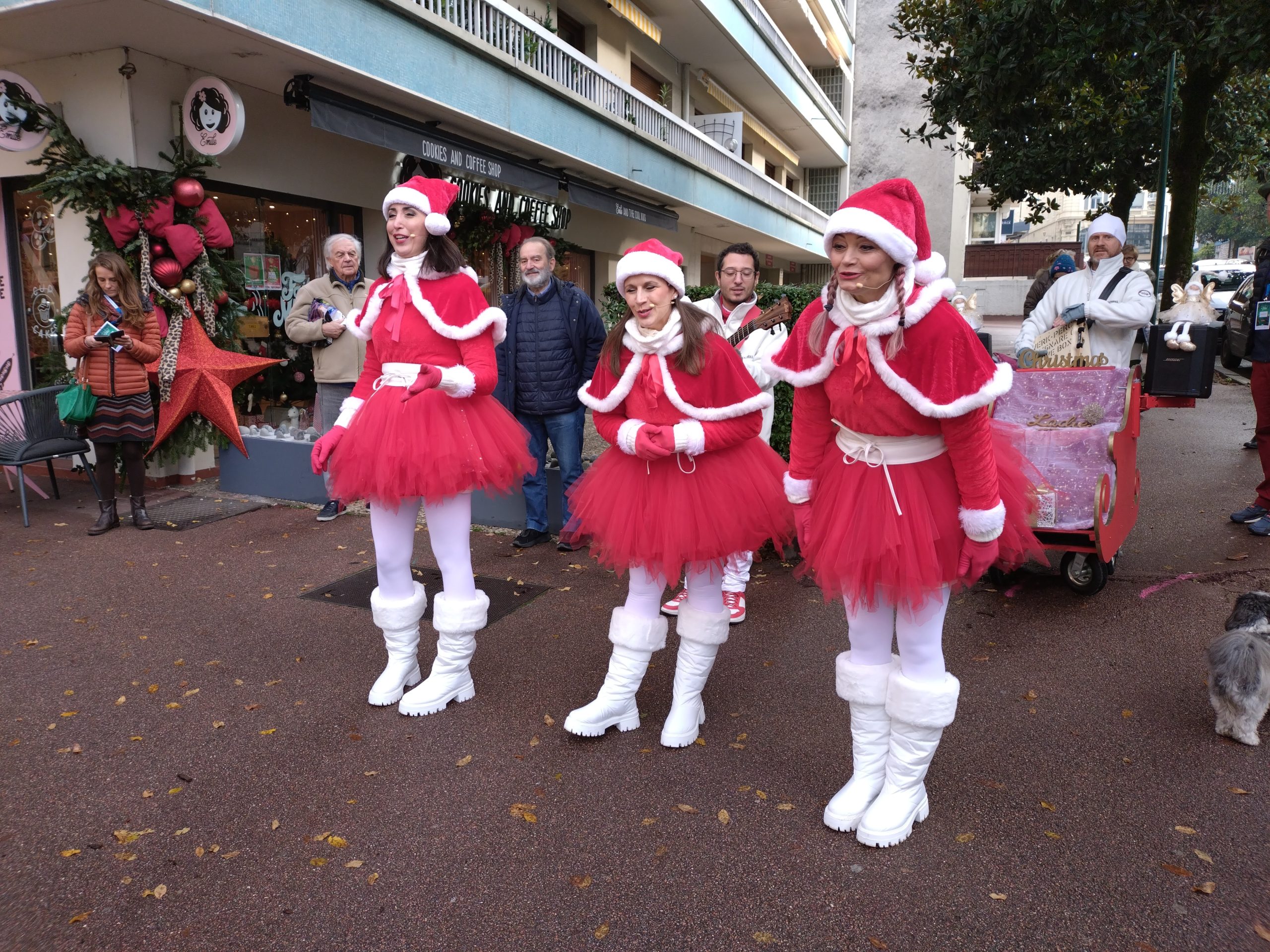 Chants de Noël. Samedi 20 décembre, trois chanteuses et deux musiciens ont paradé dans les rues en interprétant des chants de Noël. - @Virginie Ludwiczak