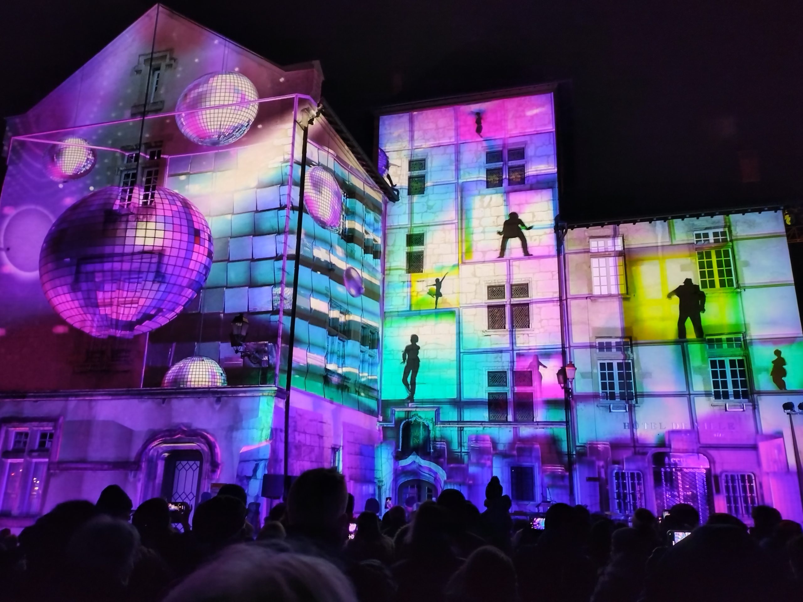 Disco. Le dernier tableau du mapping a invité les Aixois à danser et se déhancher ! - @Virginie Ludwiczak