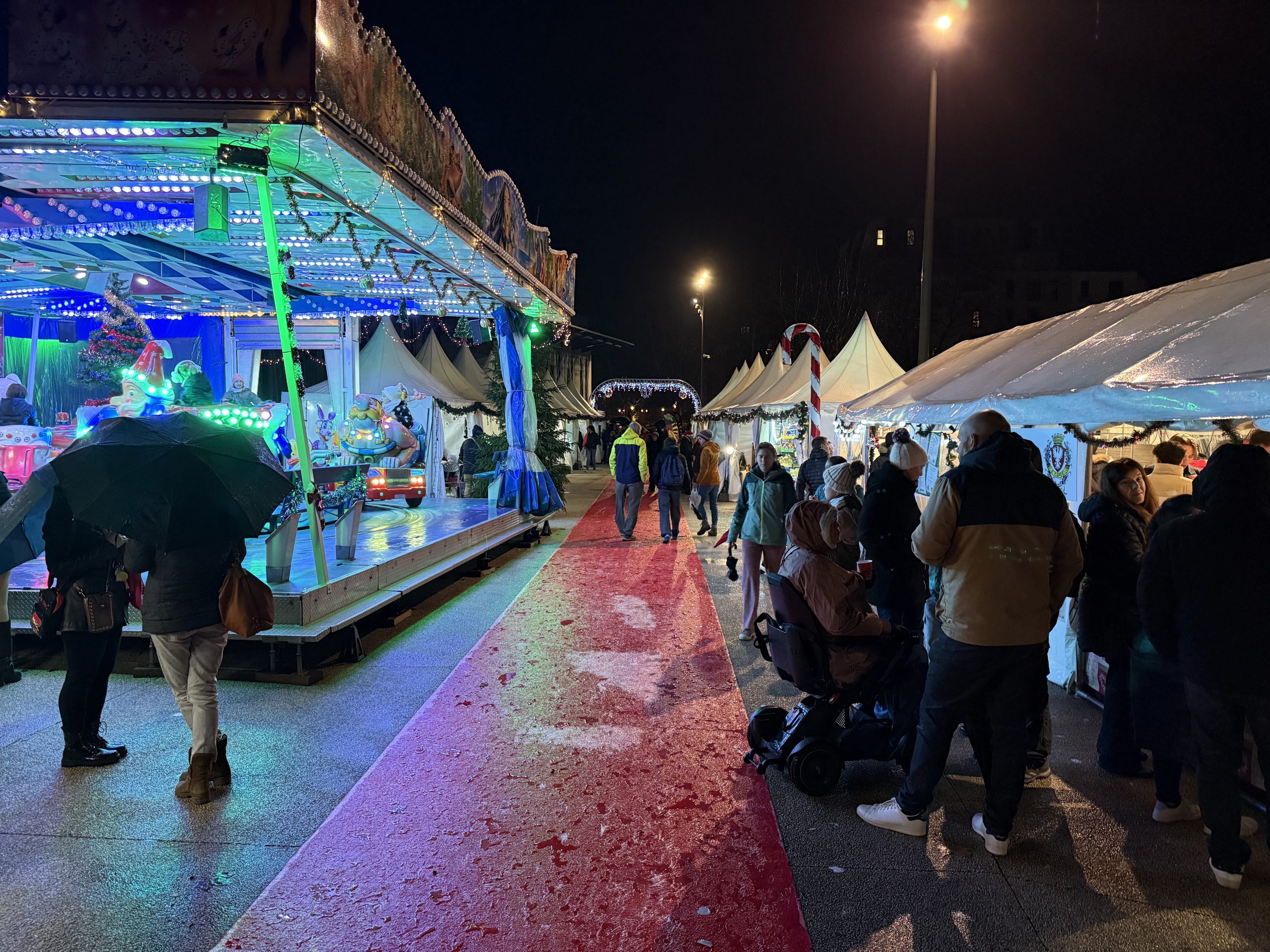 Enfants. Ils ne sont pas oubliés grâce à un manège et une baraque où les sucreries sont proposées. - Photo : Ducret Stéphane