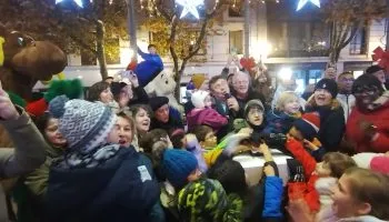 ILLUMINATIONS. Dimanche 30 novembre, à 17h30, le maire de la Ville, Renaud Beretti, en compagnie des élus et des enfants, ont appuyé sur le 