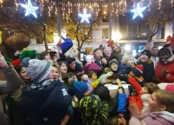 ILLUMINATIONS. Dimanche 30 novembre, à 17h30, le maire de la Ville, Renaud Beretti, en compagnie des élus et des enfants, ont appuyé sur le 
