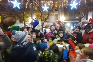 ILLUMINATIONS. Dimanche 30 novembre, à 17h30, le maire de la Ville, Renaud Beretti, en compagnie des élus et des enfants, ont appuyé sur le 