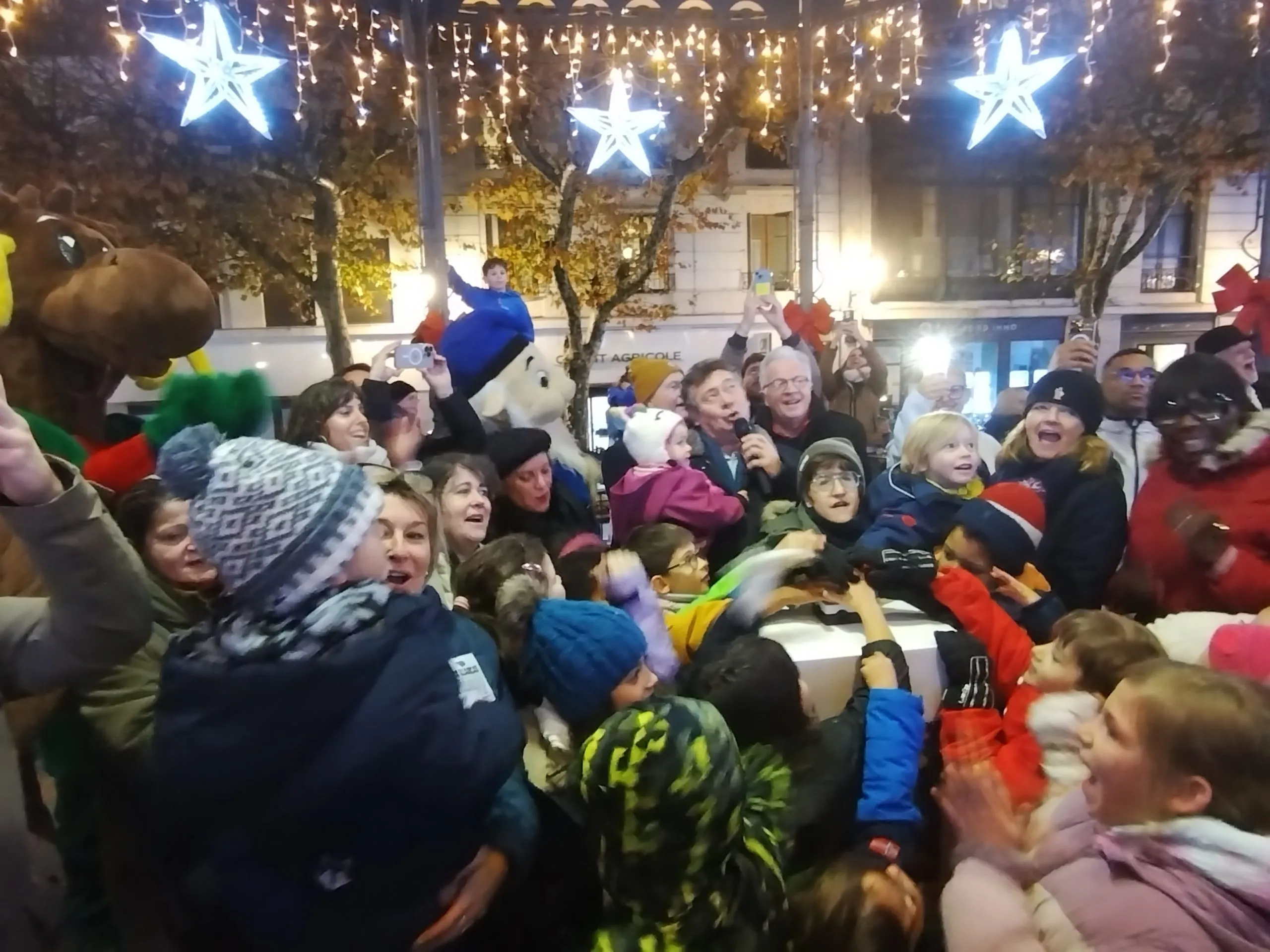 ILLUMINATIONS. Dimanche 30 novembre, à 17h30, le maire de la Ville, Renaud Beretti, en compagnie des élus et des enfants, ont appuyé sur le "buzzer de Noël" qui a illuminé toutes les décorations de la Ville.