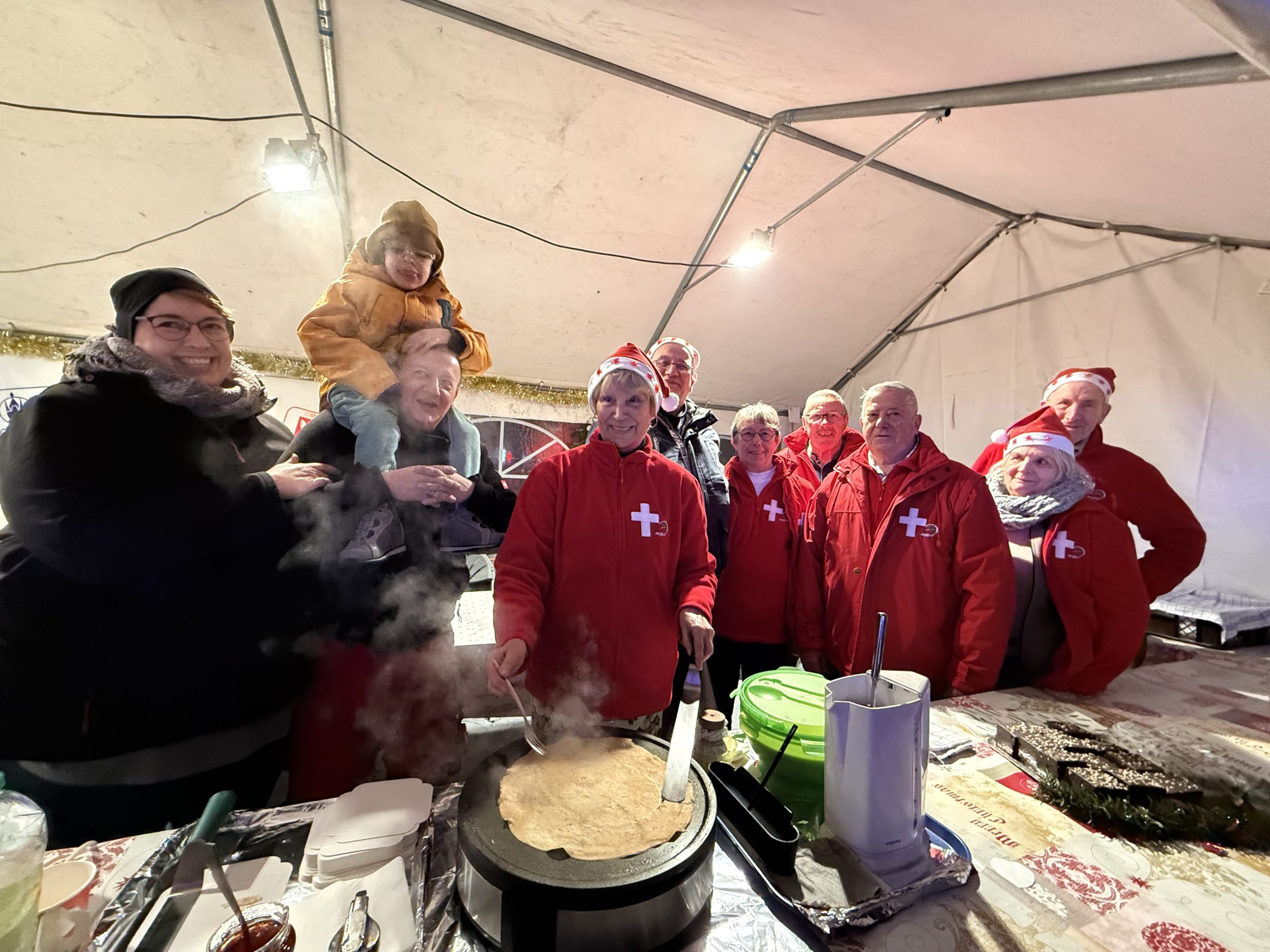Jumelage. Le stand de l'Albanais avec nos amis allemands propsoent vin chaud, saucisse, et crêpes. - Photo : Ducret Stéphane
