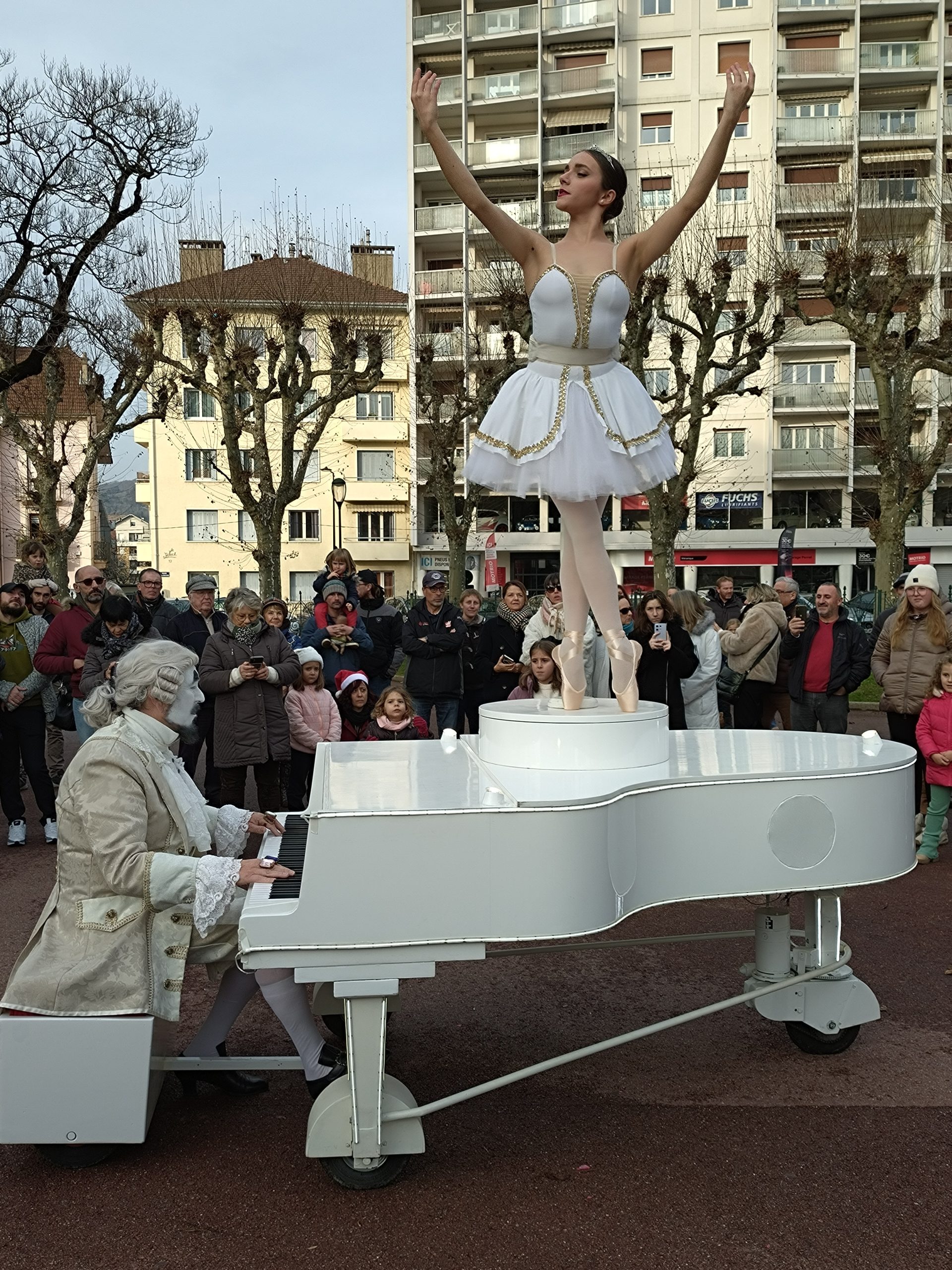 Le Maestro et la Ballerine. Deux artistes ont animé un spectacle dimanche 21 décembre. - @Virginie Ludwiczak