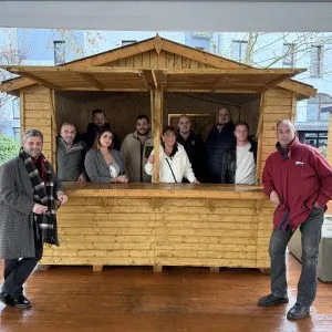 Les chalets sont en place, et les commerçants participants sont prêts.
