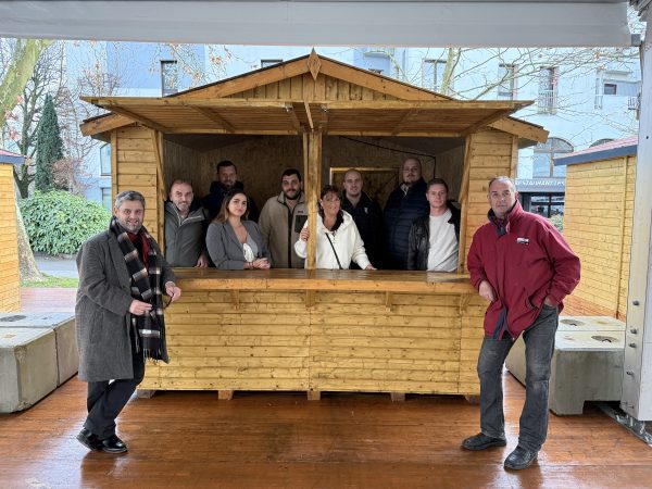 Les chalets sont en place, et les commerçants participants sont prêts.