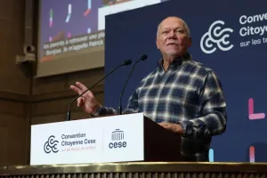 Patrick Chanut lors d'une d'une prise de parole devant l'hémicycle de la Convention citoyenne.