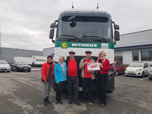Sylvette Mosca, responsable de site des transports Mihtieux (à droite) accompagnée des bénévoles de l'Amicale des donneurs de sang bénévoles de Rumilly et de l'Albanais.