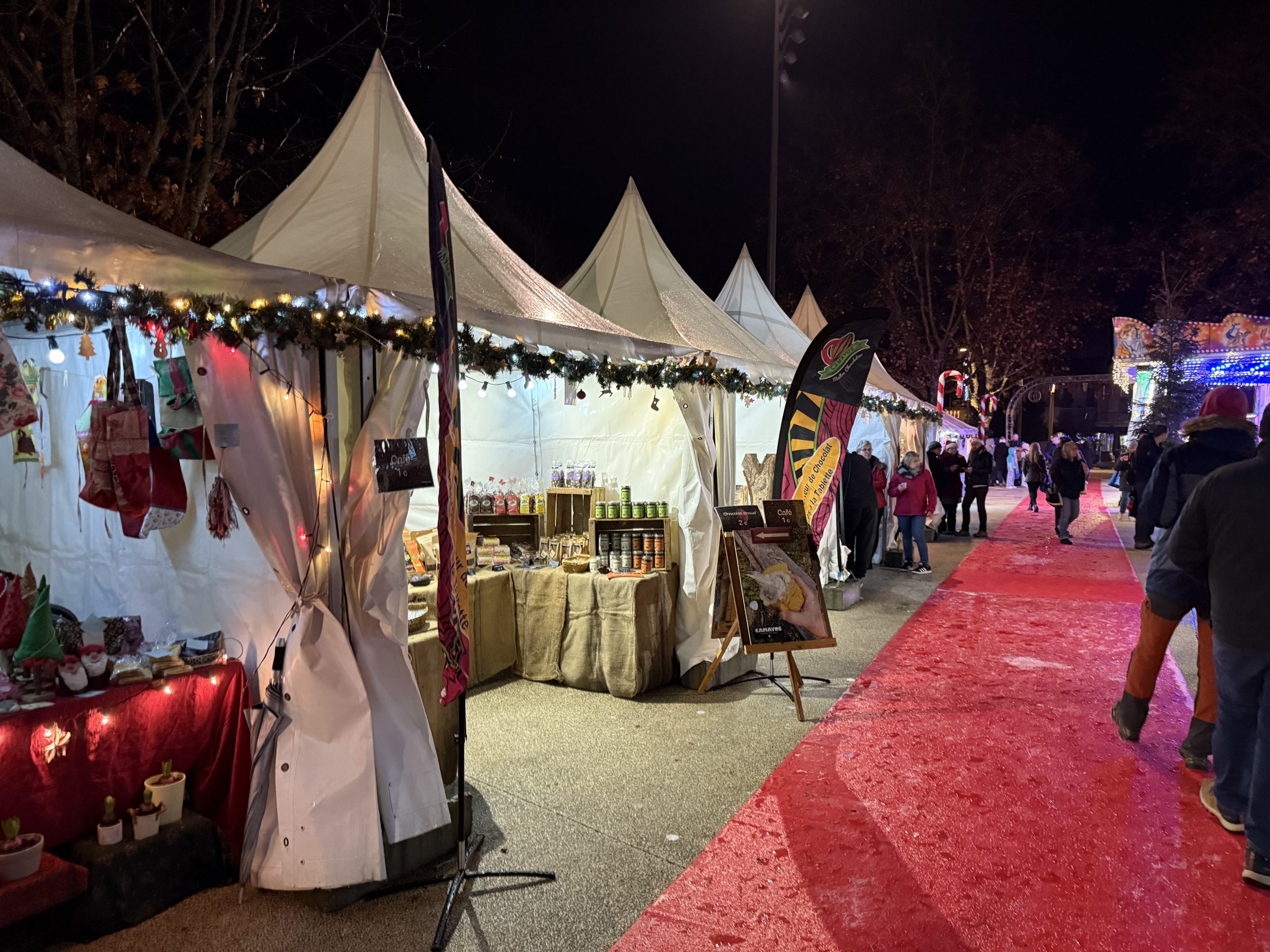Tentes. Un village de tentes habritait les exposants. - Photo : Ducret Stéphane