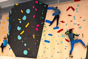 Le Club Alpin Français d'Aix-les-Bains a testé le mur d'escalade flambant neuf.