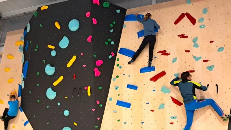 Le Club Alpin Français d'Aix-les-Bains a testé le mur d'escalade flambant neuf.
