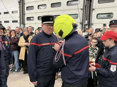 Adjudant-chef Thierry Gruffat reçoit la médaille d'honneur des sapeurs-pompiers.