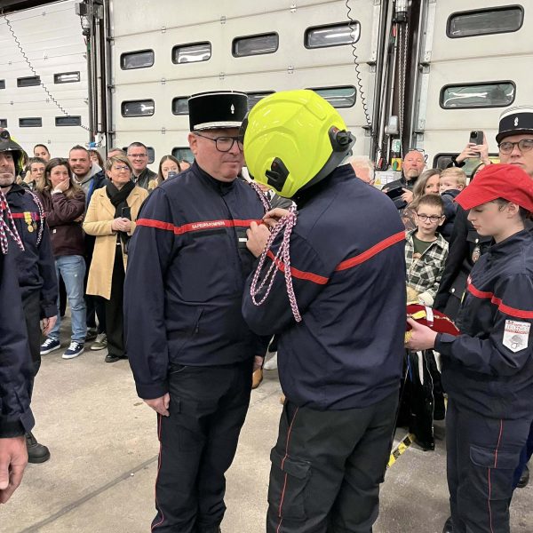 Adjudant-chef Thierry Gruffat reçoit la médaille d'honneur des sapeurs-pompiers.