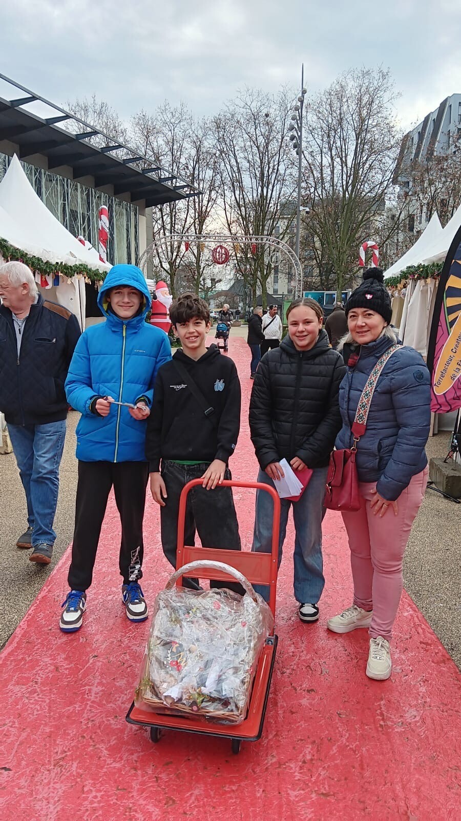Il fallait deviner le poids du panier garni. - Photo : DR
