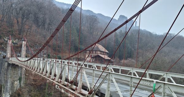 Le Pont de l'Abîme, reliant les communes de Cusy et Gruffy, fermé depuis novembre 2023, voit le début des travaux, pour une ouverture à la circulation prévue pour 2027.