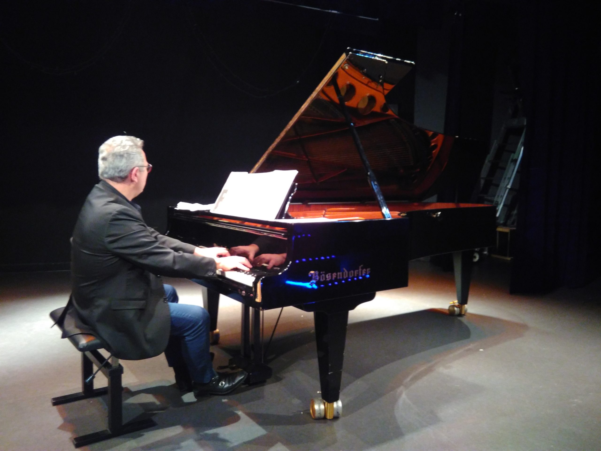 Pascal Gallet au piano Bösendorfer de l'auditorium du conservatoire. - ©DR