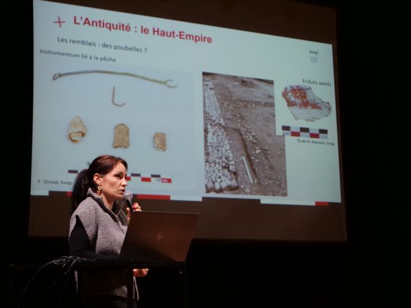 Pendant la conférence.