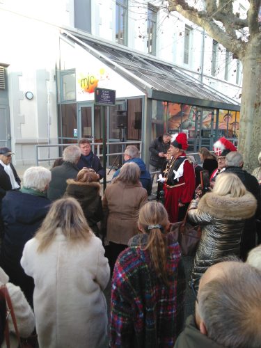 La plaque " Place Ernest-Luguet " dévoilée par le maire Renaud Beretti devant la Maison des arts et de la jeunesse.