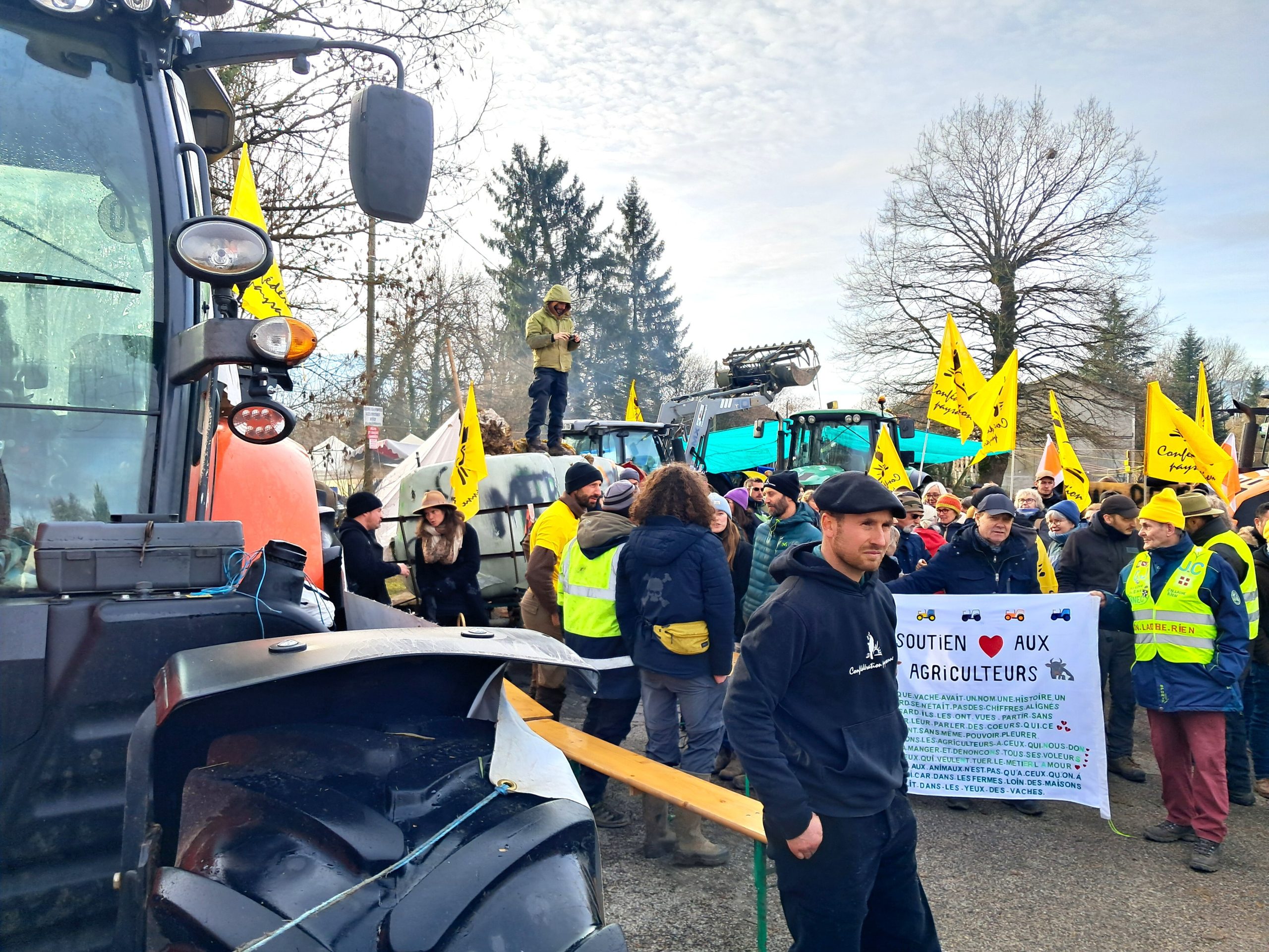 Plus d'une centaine de personnes sur place après quatre jours de blocage. - ©Claire Castelar