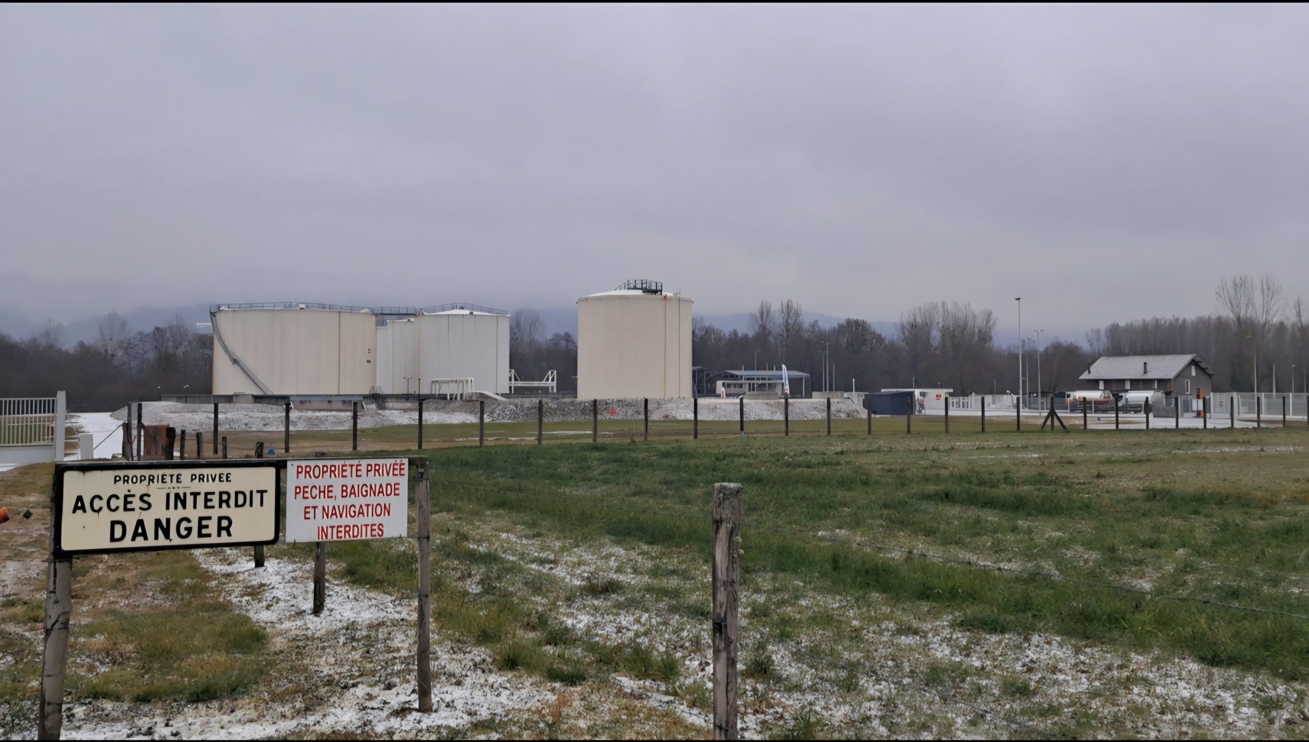 Le blocage du dépôt pétrolier a débuté jeudi 8 janvier, sous une météo glaciale. - ©Claire Castelar