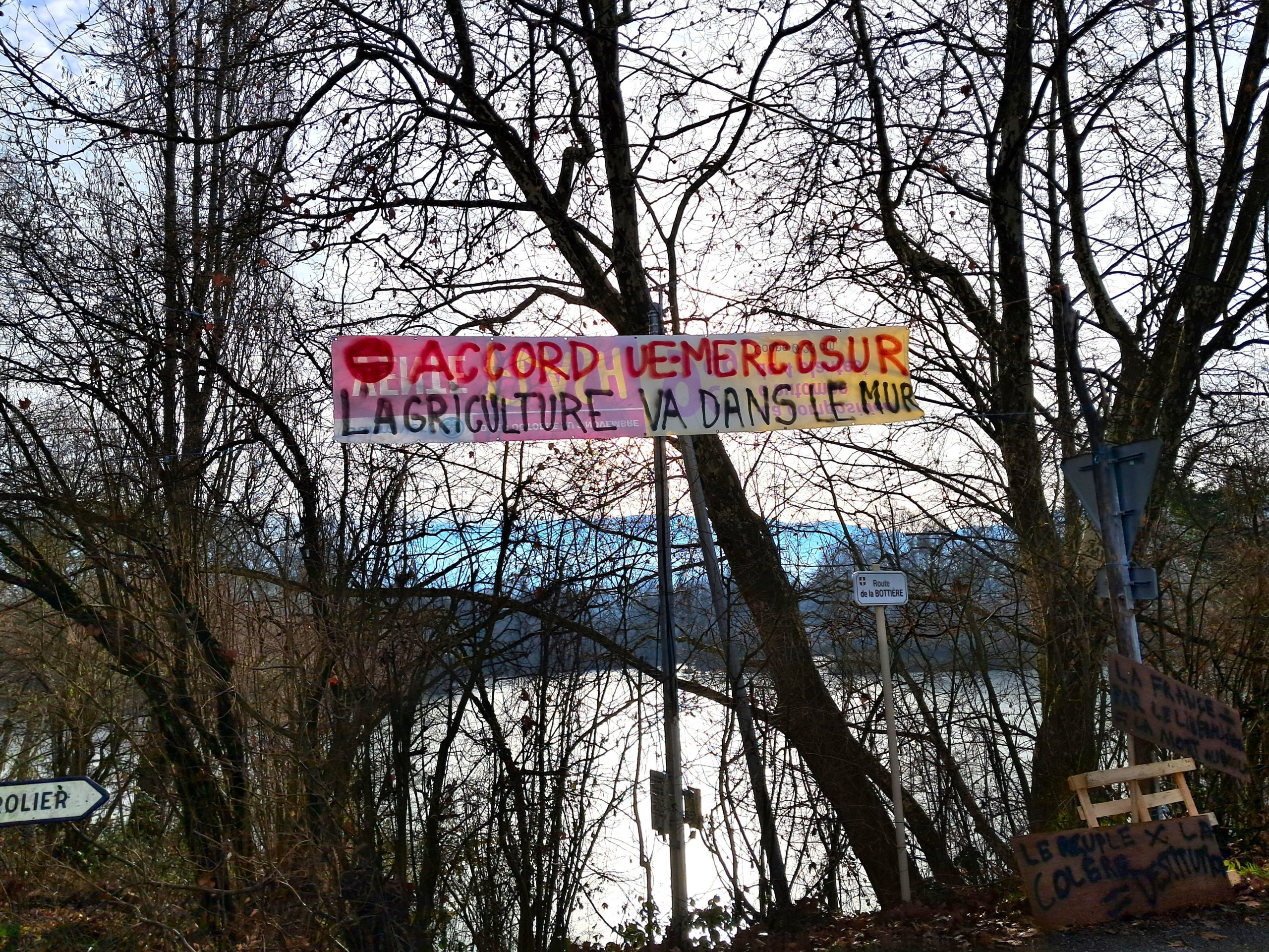 Le blocage du dépôt pétrolier a débuté jeudi 8 janvier, sous une météo glaciale. - ©Claire Castelar