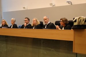 Aurélien Bailly-Salins, président du tribunal judiciaire d'Annecy, entouré d'une partie des magistrats.