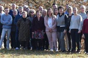 Les colistiers "Alby, l'avenir ensemble" avec leur tête de liste, Mme Jocelyne Boch, maire sortante. 25 Albygeoises et Albygeois issus de divers quartiers, générations et parcours professionnels.
Christophe DANTON Champ Buisson, Dorine AMBIEHL Crêt de Viry, Patrice CAQUET Bolliet, Émilie LASSERRE Les Chavonnets, Jean-Paul MEZZASALMA Masigny, Céline BARBIER-KEZEL Croix Rouge, Pascal LAPERROUSAZ Chède, Aurélie GERMAIN Rue des Écoles, Xavier ZUNINO Champ Buisson, Emmanuelle THOMÉ Les Granges, Roland MONGELLAZ Le Lieutet, Sylvie PUCCIO Morlon, Arnaud MONNIN Crêt Vial , Sandra DULLIN Le Pessay, David BASTIEN Masigny, Cathia COLLEVILLE Les Marantins, Baptiste BARBIER-KEZEL Croix-rouge, Laurine BONVIN Beaunoyer, Didier GERMAIN La Capeta, Stéphanie ANSQUER-LE DUFF Masigny, Michel VITTET Le Lieutet, Céline Guirao, Les Crêts, Stéphane BONNARD Croix rouge, Anna MONGELLAZ Le Lieutet.
